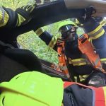 Auto skončilo po nehodě v Budějovicích na střeše. Řidiče vyprošťovali hasiči