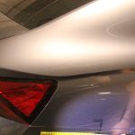 Vandal se vyřádil na autech v Krumlově. Škoda je nejméně půl milionu
