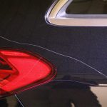 Vandal se vyřádil na autech v Krumlově. Škoda je nejméně půl milionu