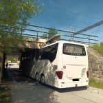 Pod viaduktem u Dolního Dvořiště se zasekl autobus s cizinci. Zranili se čtyři lidé