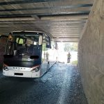 Pod viaduktem u Dolního Dvořiště se zasekl autobus s cizinci. Zranili se čtyři lidé