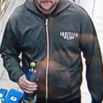 V souvislosti s výtržnictvím v obchodě v Krumlově policisté pátrají po muži ze snímku