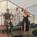 Footfest v Želči v plném proudu. Rozbahněný areál si návštěvníci aktivně vystlali slámou