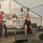 Footfest v Želči v plném proudu. Rozbahněný areál si návštěvníci aktivně vystlali slámou