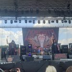 Footfest v Želči v plném proudu. Rozbahněný areál si návštěvníci aktivně vystlali slámou
