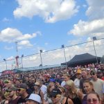 Footfest v Želči v plném proudu. Rozbahněný areál si návštěvníci aktivně vystlali slámou