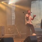 Footfest v Želči v plném proudu. Rozbahněný areál si návštěvníci aktivně vystlali slámou