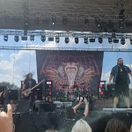 Footfest v Želči v plném proudu. Rozbahněný areál si návštěvníci aktivně vystlali slámou