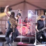 Footfest v Želči v plném proudu. Rozbahněný areál si návštěvníci aktivně vystlali slámou