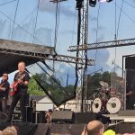 Footfest v Želči v plném proudu. Rozbahněný areál si návštěvníci aktivně vystlali slámou