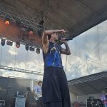 Footfest v Želči v plném proudu. Rozbahněný areál si návštěvníci aktivně vystlali slámou