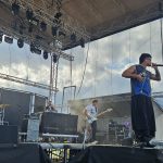 Footfest v Želči v plném proudu. Rozbahněný areál si návštěvníci aktivně vystlali slámou
