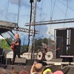 Footfest v Želči v plném proudu. Rozbahněný areál si návštěvníci aktivně vystlali slámou