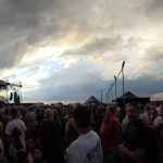 Footfest v Želči v plném proudu. Rozbahněný areál si návštěvníci aktivně vystlali slámou