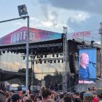 Footfest v Želči v plném proudu. Rozbahněný areál si návštěvníci aktivně vystlali slámou
