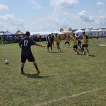 Footfest v Želči v plném proudu. Rozbahněný areál si návštěvníci aktivně vystlali slámou