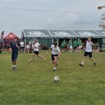 Footfest v Želči v plném proudu. Rozbahněný areál si návštěvníci aktivně vystlali slámou