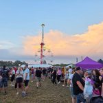 Footfest v Želči v plném proudu. Rozbahněný areál si návštěvníci aktivně vystlali slámou