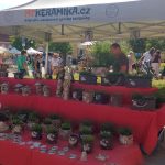 Keramické trhy v Bechyni už získávají i mezinárodní zvuk. Na náměstí se vešlo 180 stánků, bylo i 70 náhradníků