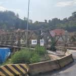 Konec přenášení lodí u mostu na Plešivci v Českém Krumlově. Část koryta Vltavy je splavná, v srpnu vyroste tubus