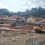 Konec přenášení lodí u mostu na Plešivci v Českém Krumlově. Část koryta Vltavy je splavná, v srpnu vyroste tubus