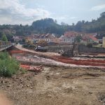 Konec přenášení lodí u mostu na Plešivci v Českém Krumlově. Část koryta Vltavy je splavná, v srpnu vyroste tubus