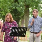 Řezbáři už jsou v Petrovicích jako doma. Vytvořili další sérii dřevěných soch. Místní rozhodnou, kam si je dají