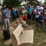 Řezbáři už jsou v Petrovicích jako doma. Vytvořili další sérii dřevěných soch. Místní rozhodnou, kam si je dají