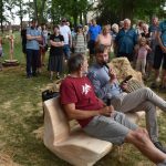 Řezbáři už jsou v Petrovicích jako doma. Vytvořili další sérii dřevěných soch. Místní rozhodnou, kam si je dají