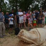 Řezbáři už jsou v Petrovicích jako doma. Vytvořili další sérii dřevěných soch. Místní rozhodnou, kam si je dají