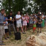 Řezbáři už jsou v Petrovicích jako doma. Vytvořili další sérii dřevěných soch. Místní rozhodnou, kam si je dají