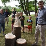 Řezbáři už jsou v Petrovicích jako doma. Vytvořili další sérii dřevěných soch. Místní rozhodnou, kam si je dají