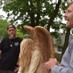 Řezbáři už jsou v Petrovicích jako doma. Vytvořili další sérii dřevěných soch. Místní rozhodnou, kam si je dají