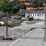Konec přenášení lodí u mostu na Plešivci v Českém Krumlově. Část koryta Vltavy je splavná, v srpnu vyroste tubus