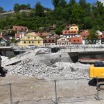 Konec přenášení lodí u mostu na Plešivci v Českém Krumlově. Část koryta Vltavy je splavná, v srpnu vyroste tubus