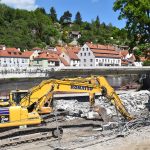 Konec přenášení lodí u mostu na Plešivci v Českém Krumlově. Část koryta Vltavy je splavná, v srpnu vyroste tubus