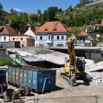 Konec přenášení lodí u mostu na Plešivci v Českém Krumlově. Část koryta Vltavy je splavná, v srpnu vyroste tubus