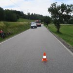 Motorkářka na Prachaticku nezvládla řízení a vylétla ze silnice. Do jejího stroje narazil další motocyklista