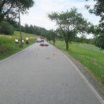 Motorkářka na Prachaticku nezvládla řízení a vylétla ze silnice. Do jejího stroje narazil další motocyklista