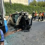 V Římově se srazilo auto s autobusem