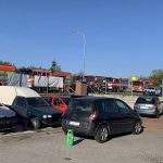 Ve Střelských Hošticích hořelo v autoservisu. Záchranáři odvezli popáleného muže