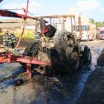 Hořela další zemědělská technika, balíkovač a traktor. Hasiči vydali souhrn rad pro zemědělce
