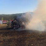 Hořela další zemědělská technika, balíkovač a traktor. Hasiči vydali souhrn rad pro zemědělce