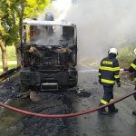 Hasiči se v pátek nezastavili. U Roudného chytil od požáru auta les. Hořela další pole