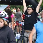 Účastníci koloběžkové Grand Prix v Bechyni musí vypít na trase pivo i mléko
