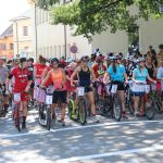 Účastníci koloběžkové Grand Prix v Bechyni musí vypít na trase pivo i mléko