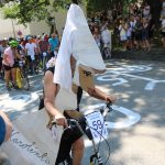 Účastníci koloběžkové Grand Prix v Bechyni musí vypít na trase pivo i mléko