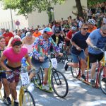 Účastníci koloběžkové Grand Prix v Bechyni musí vypít na trase pivo i mléko