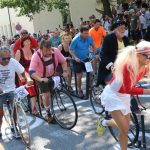 Účastníci koloběžkové Grand Prix v Bechyni musí vypít na trase pivo i mléko