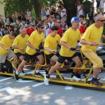 Účastníci koloběžkové Grand Prix v Bechyni musí vypít na trase pivo i mléko